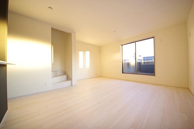 明るい陽光が差し込み開放的なリビング ダイニングを演出し、ゆとりある空間はご満足いただけます。