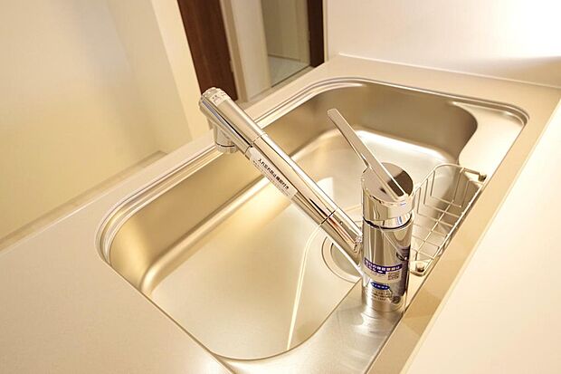 レバー操作一つで水量、温度も調節可能です。また、蛇口には浄水カートリッジも内蔵可能です。