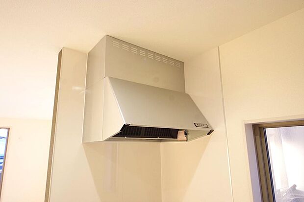 キッチン上部には、ブーツ型の照明付きのレンジフードが標準装備されております。