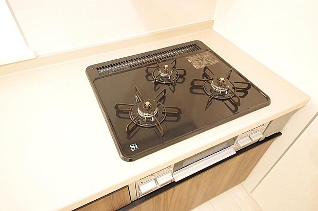 三ツ口コンロはSiセンサーが組み込まれています。長時間の使用の際にセンサーが自動でストップします。
