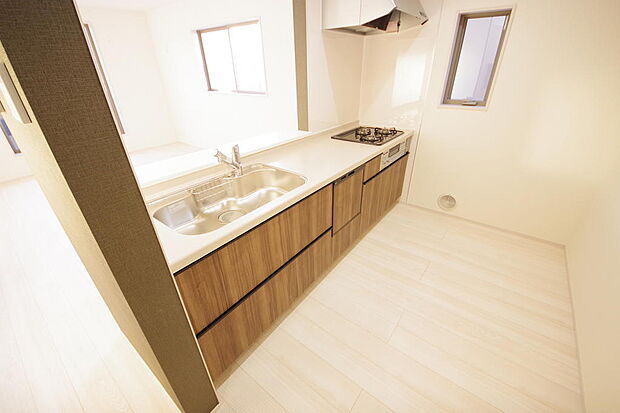 キッチンには耐久性が高く、お手入れも簡単で人工大理石トップを採用して、キッチンを優雅に演出しました。