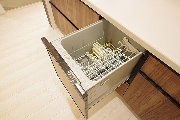 食器の出し入れがしやすいスライド収納タイプの食器洗い乾燥機です。また、節水効果にも優れています。