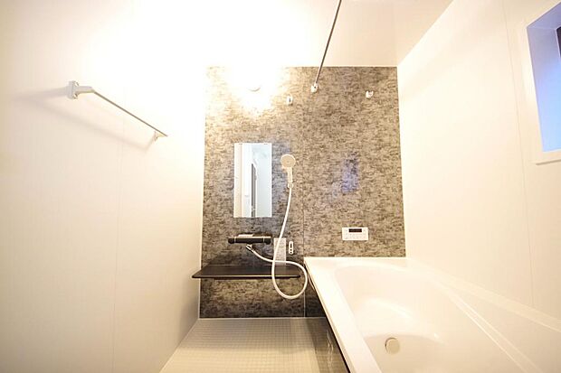 心地よい入浴タイムを追求した大きな浴槽とアクセントパネルで、より高級感が演出されます。