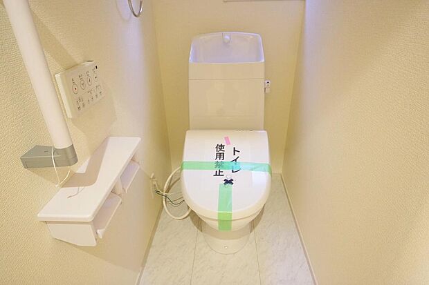 少ない水を有効に使って、汚れも効率よく洗浄します。便器は奥までふちのない掃除がしやすい形状です。