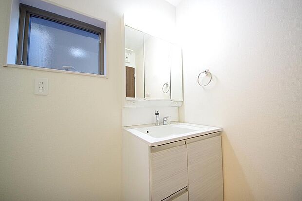 家族全員で利用するパブリックスペースとなりますので、鏡周りの収納ですっきり洗面台がご利用いただけます