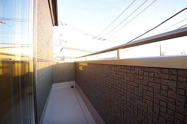 陽光あふれるバルコニーは、たくさんの光を浴びることができるのでお洗濯物やお布団もしっかり干せます。