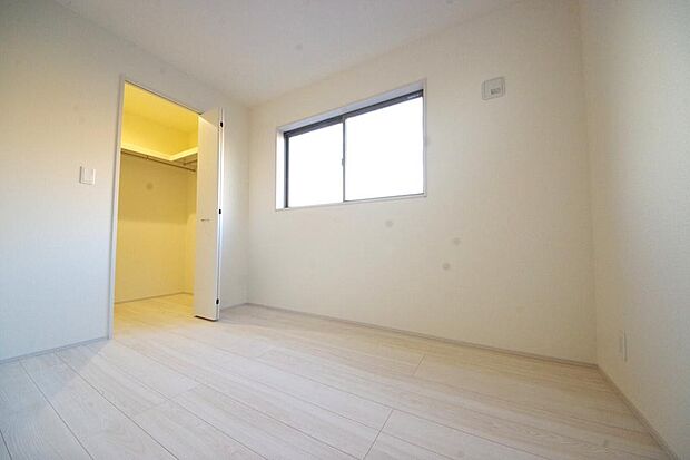 木の質感が優しい床材と豊富な収納が特徴的な、心に温かさを感じる内装です。