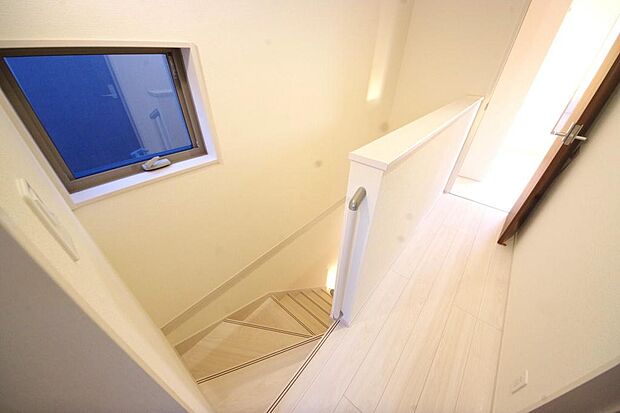 階段には手すりを標準装備することで、お子様やご高齢者の安全性にも配慮しております。