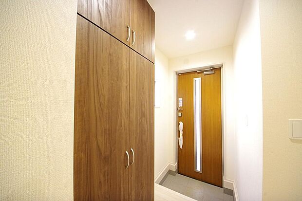 棚板が多く、沢山の靴が収納可能。棚板は稼働可能ですのでブーツやヒールの高い靴も収納でき便利です。