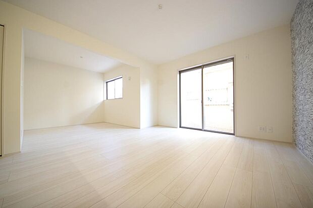 明るい陽光が差し込み開放的なリビング ダイニングを演出し、ゆとりある空間はご満足いただけます。