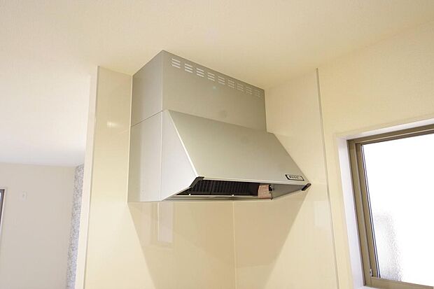 キッチン上部には、ブーツ型の照明付きのレンジフードが標準装備されております。