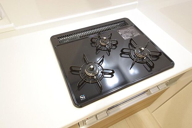 三ツ口コンロはSiセンサーが組み込まれています。長時間の使用の際にセンサーが自動でストップします。