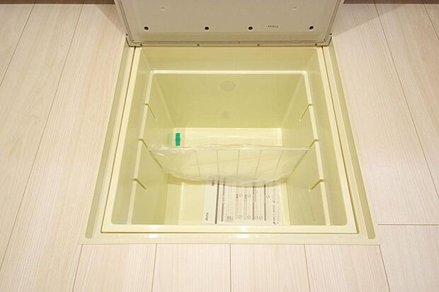 ミネラルウォーター、缶詰、非常食のストックに便利です。空間を有効に利用した収納です。