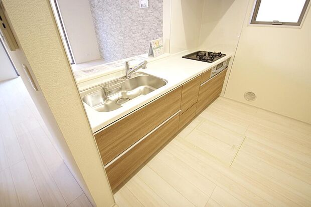 キッチンには耐久性が高く、お手入れも簡単で人工大理石トップを採用して、キッチンを優雅に演出しました。