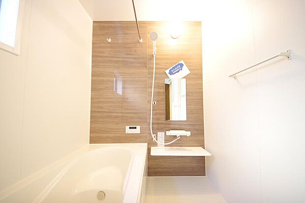 心地よい入浴タイムを追求した大きな浴槽とアクセントパネルで、より高級感が演出されます。