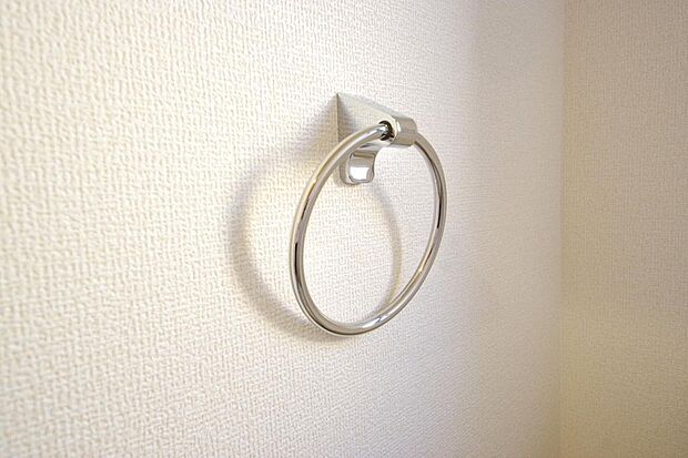 タオル掛け、これは必要です。標準装備されていますので、後から設置する手間も省けます。