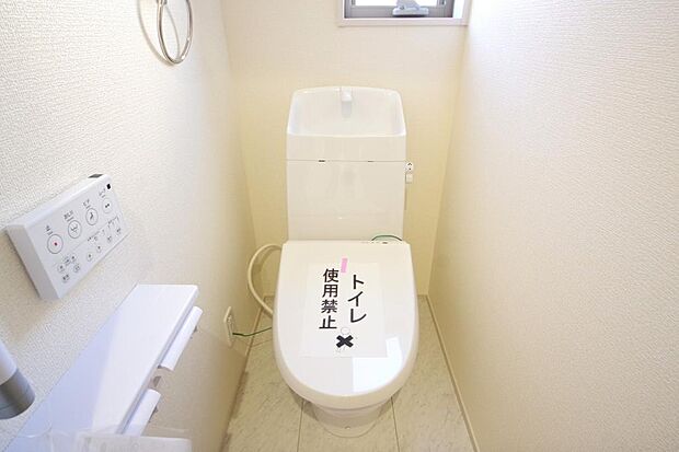 少ない水を有効に使って、汚れも効率よく洗浄します。便器は奥までふちのない掃除がしやすい形状です。