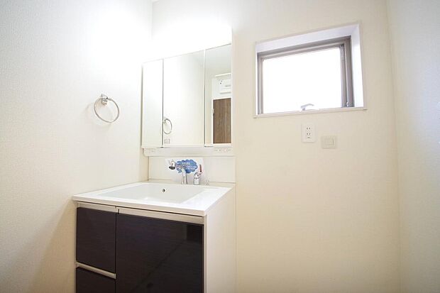 家族全員で利用するパブリックスペースとなりますので、鏡周りの収納ですっきり洗面台がご利用いただけます