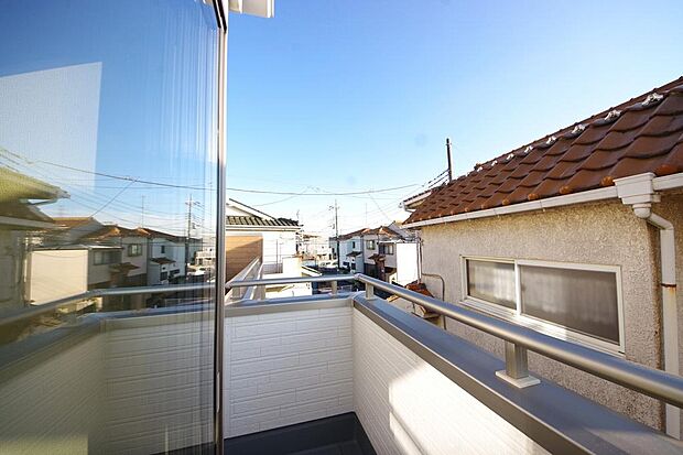 陽光あふれるバルコニーは、たくさんの光を浴びることができるのでお洗濯物やお布団もしっかり干せます。