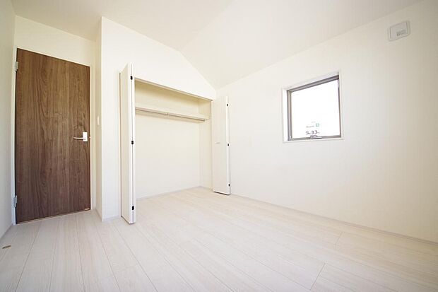 木の質感が優しい床材と豊富な収納が特徴的な、心に温かさを感じる内装です。