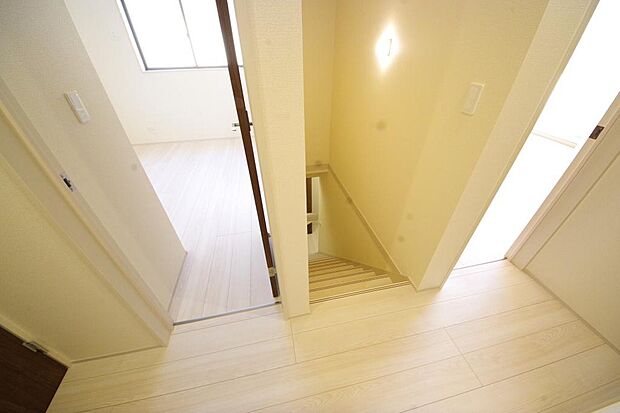 階段には手すりを標準装備することで、お子様やご高齢者の安全性にも配慮しております。