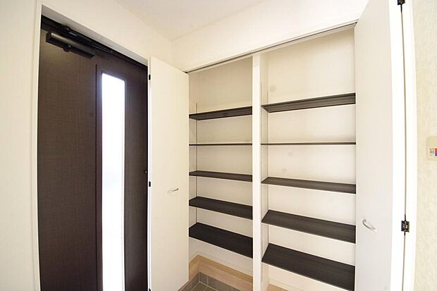 棚板が多く、沢山の靴が収納可能。棚板は稼働可能ですのでブーツやヒールの高い靴も収納でき便利です。