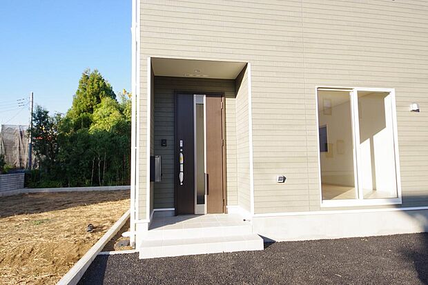 玄関はいわばその邸宅の顔です。だからこそ、迎賓のためにしつらえを細部まで施しました。