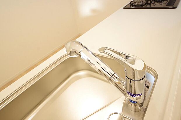 キッチンの水栓はホースが伸びますので、大きな鍋も楽に洗う事が出来ます。また、浄水器もビルトインです。