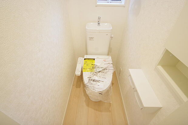 少ない水を有効に使って、汚れも効率よく洗浄します。便器は奥までふちのない掃除がしやすい形状です。