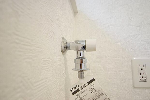 洗濯機用の給水口には蛇口ではなく、全自動洗濯機が設置できる専用の給水口が設置されております。