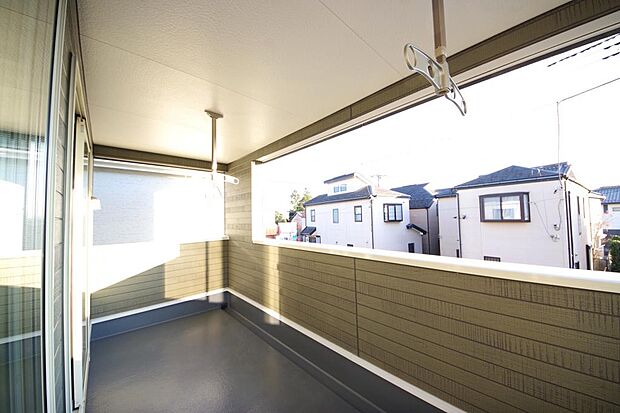 陽光あふれるバルコニーは、たくさんの光を浴びることができるのでお洗濯物やお布団もしっかり干せます。