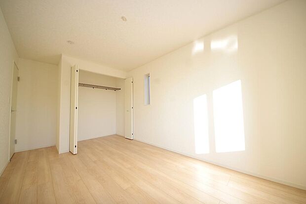 木の質感が優しい床材と豊富な収納が特徴的な、心に温かさを感じる内装です。