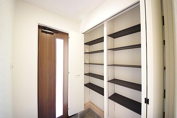 棚板が多く、沢山の靴が収納可能。棚板は稼働可能ですのでブーツやヒールの高い靴も収納でき便利です。