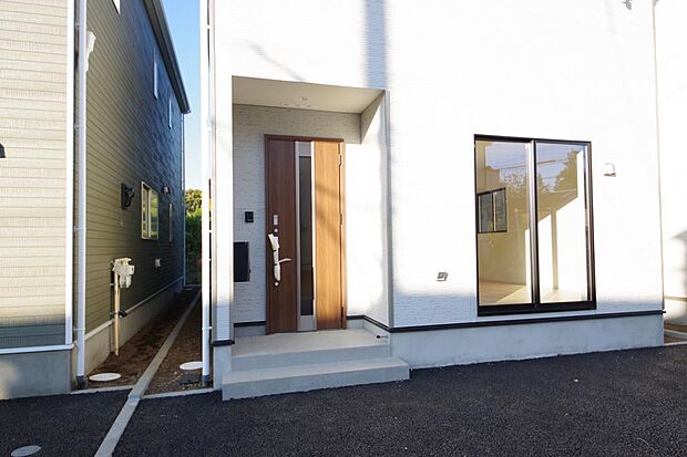 玄関はいわばその邸宅の顔です。だからこそ、迎賓のためにしつらえを細部まで施しました。