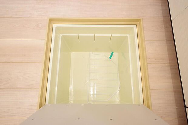 ミネラルウォーター、缶詰、非常食のストックに便利です。空間を有効に利用した収納です。