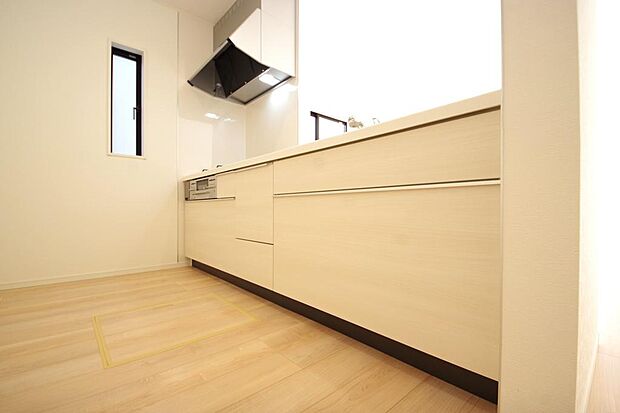 リビング　ダイニング全体が見渡せるキッチンは、リビングのお子様の様子を見守りながら家事ができます。