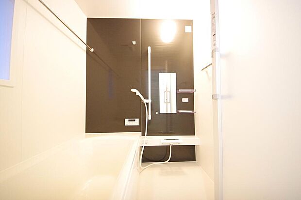 １日の疲れを癒す大切な場所です。追焚き機能も付いておりますので、帰りが遅くなっても安心できます。