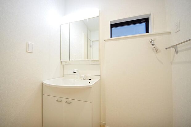 家族全員で利用するパブリックスペースとなりますので、鏡周りの収納ですっきり洗面台がご利用いただけます
