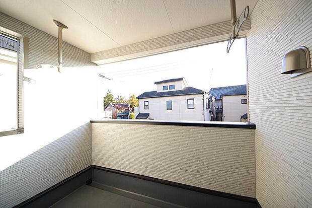 陽光あふれるバルコニーは、たくさんの光を浴びることができるのでお洗濯物やお布団もしっかり干せます。