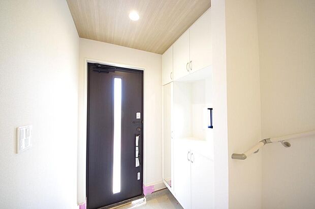 棚板が多く、沢山のの靴が収納可能。棚板は稼働可能ですのでブーツやヒールの高い靴も収納でき便利です。