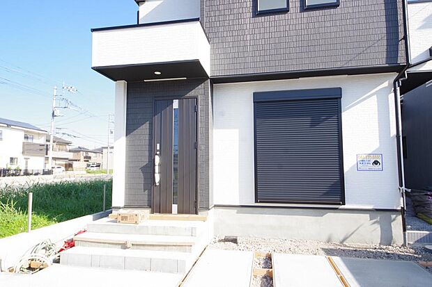 玄関はいわばその邸宅の顔です。だからこそ、迎賓のためにしつらえを細部まで施しました。