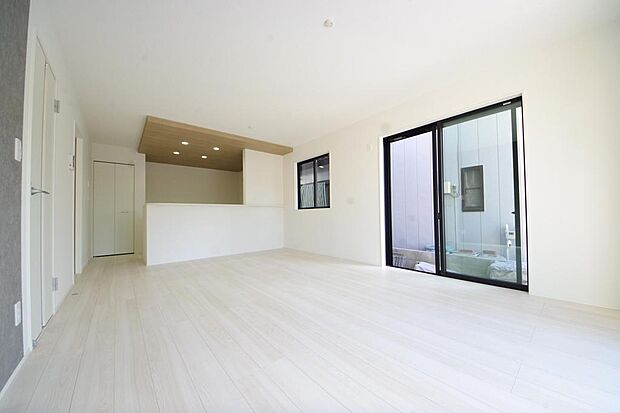 明るい陽光が差し込み開放的なリビング　ダイニングを演出し、ゆとりある空間はご満足いただけます。