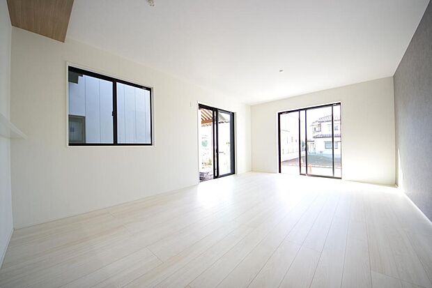 明るい陽光が差し込み開放的なリビング　ダイニングを演出し、ゆとりある空間はご満足いただけます。