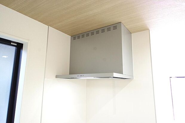 キッチン上部には、ブーツ型の照明付きのレンジフードが標準装備されております。