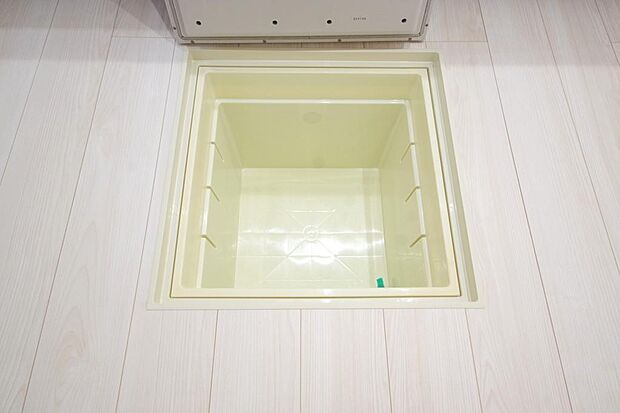 ミネラルウォーター、缶詰、非常食のストックに便利です。空間を有効に利用した収納です。