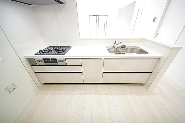 キッチンには耐久性が高く、お手入れも簡単で人工大理石トップを採用して、キッチンを優雅に演出しました。