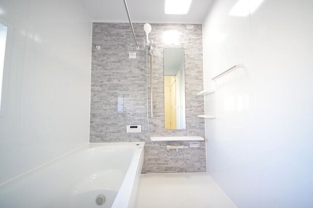 心地よい入浴タイムを追求した大きな浴槽とアクセントパネルで、より高級感が演出されます。