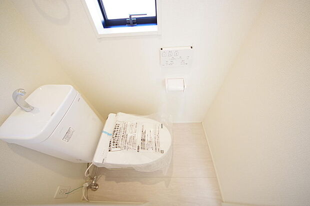 少ない水を有効に使って、汚れも効率よく洗浄します。便器は奥までふちのない掃除がしやすい形状です。