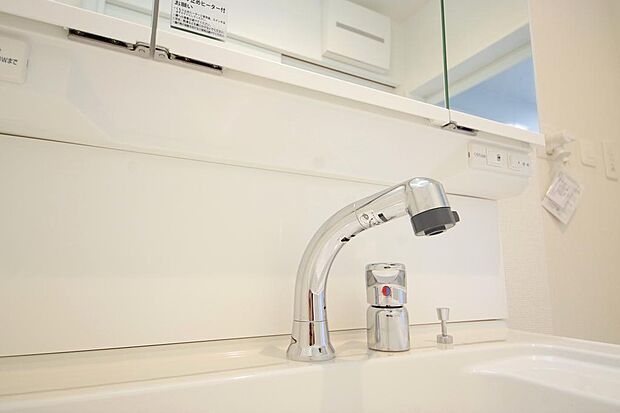 洗面台の給水口はホースが伸びるので朝シャン出来ます。シングルレバーでお湯の温度も楽々調整出来ます。