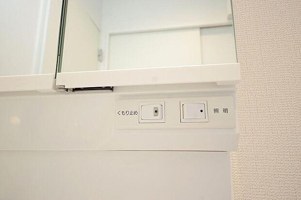 洗面台には、照明とコンセントが標準装備されております。コンセントの容量は1200Wまで大丈夫です。